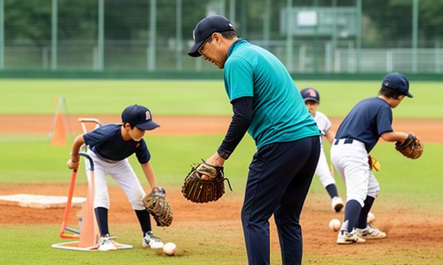 奈良市の野球場で小学生の守備練習を見守るコーチ